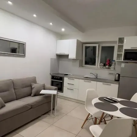 Emica Apartment *